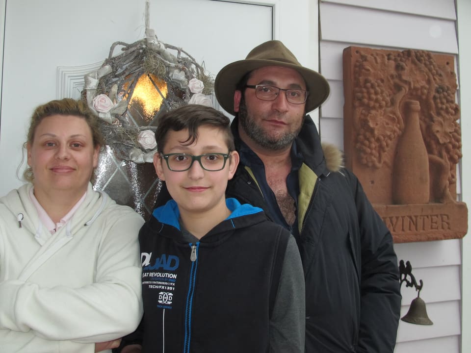 Veronika und Fino Winter mit Sohn Jakob vor ihrem Chalet auf dem Standplatz Buech