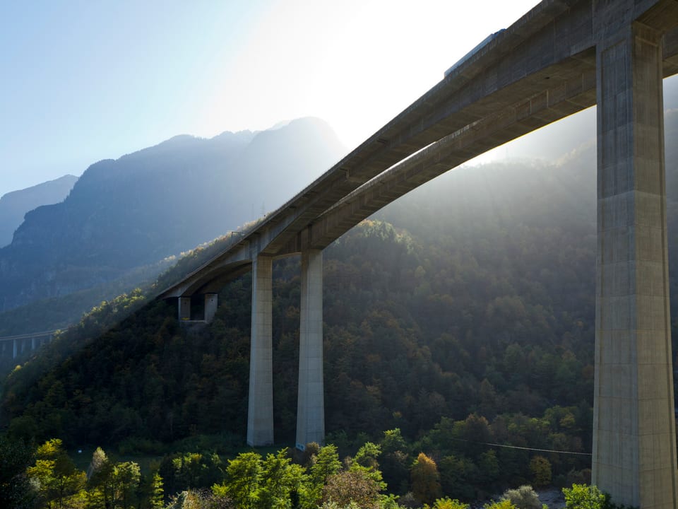 Das Biaschina-Viadukt an der Autobahn A2 im Gotthardgebiet ist 645 Meter lang und 100 Meter hoch.