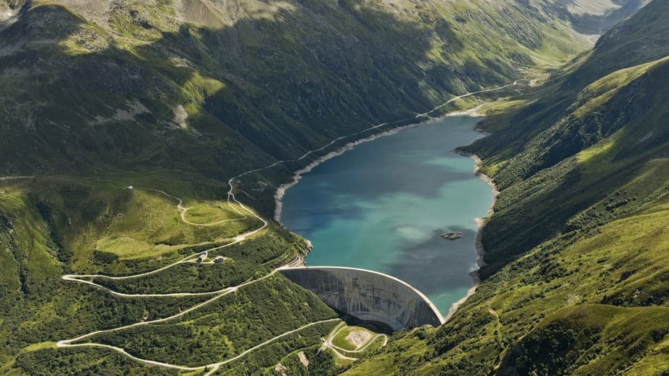 Stausee Nalps, umgeben von Grün, von oben fotografiert.