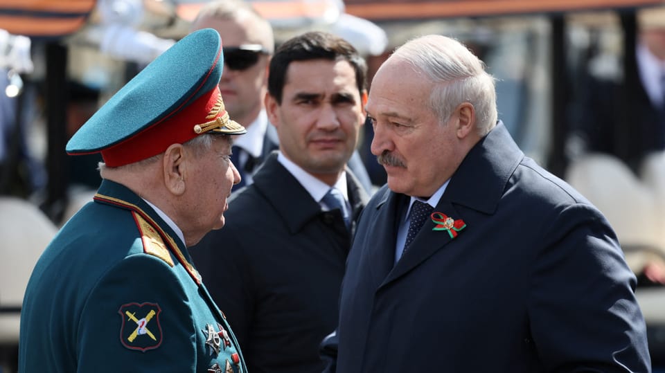 Der belarusische Machthaber Alexander Lukaschenko (rechts) am Tag des Sieges in der russischen Hauptstadt Moskau.