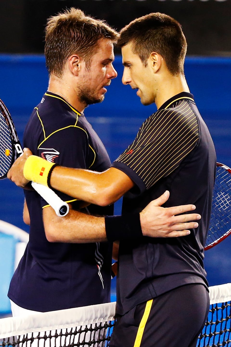 Sieger Novak Djokovic gratuliert nach Spielende dem unterlegenen Stanislas Wawrinka.