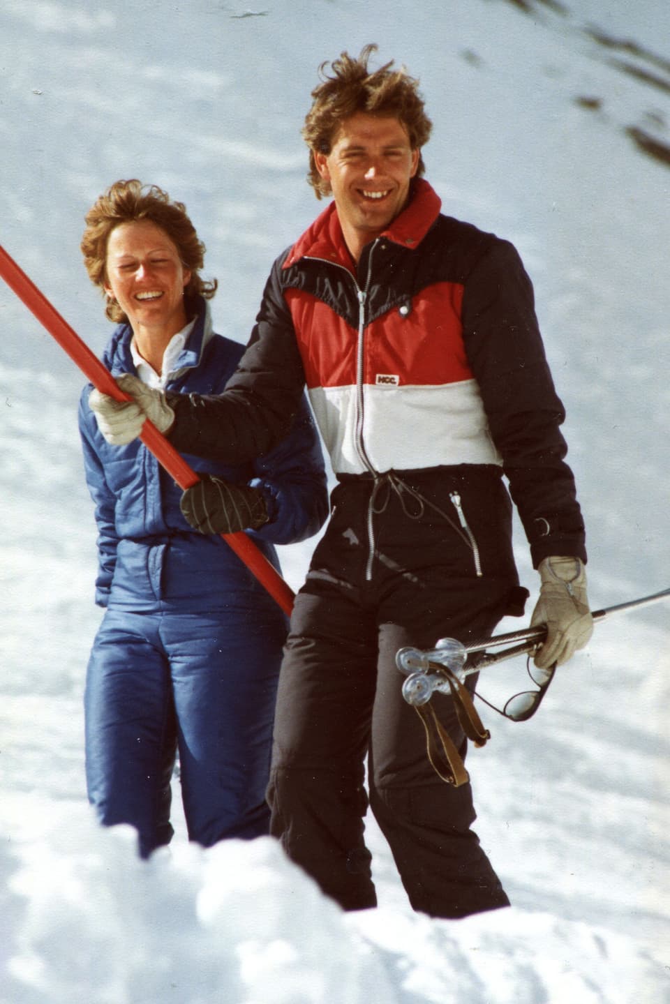 Walter Haller und eine Frau in buten Skidess. 
