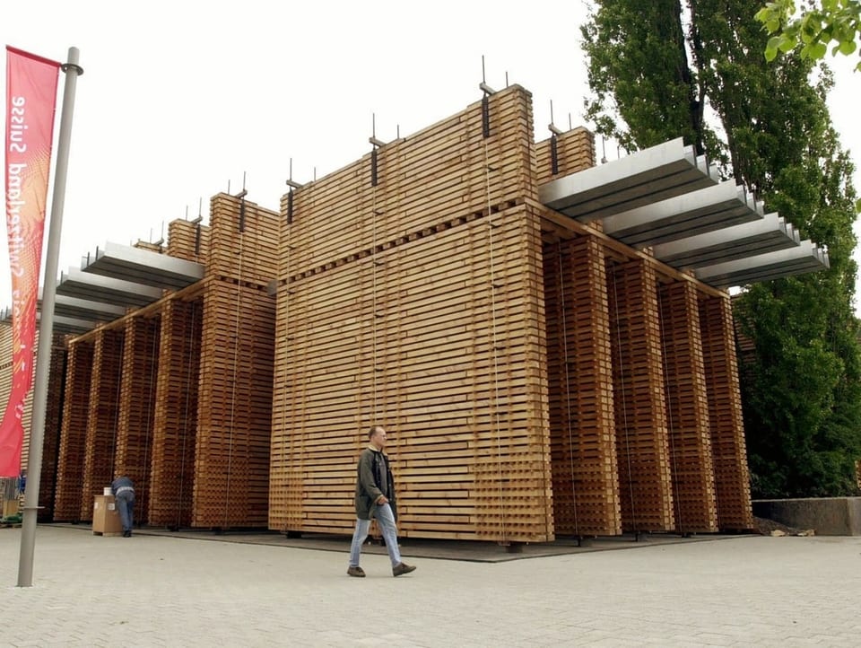 Seitenansicht des hölzernen Schweizer Pavillons auf der Expo 2000 