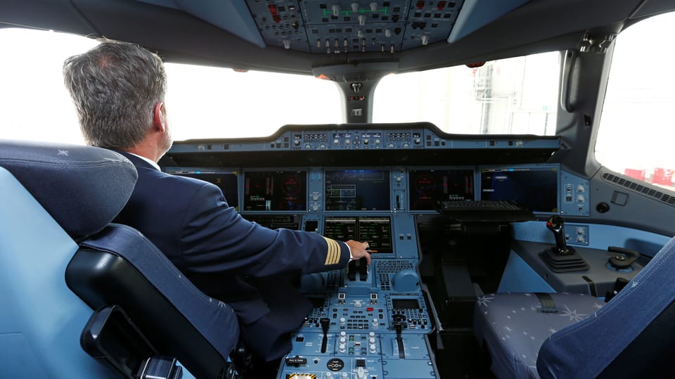 Ein Blick über die Schulter eines Piloten ins Cockpit