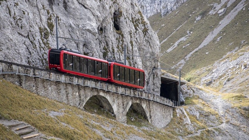 Die ersten beiden neuen Triebwagen der Pilatus-Bahnen bei ihrer Vorstellungsfahrt am Dienstag.