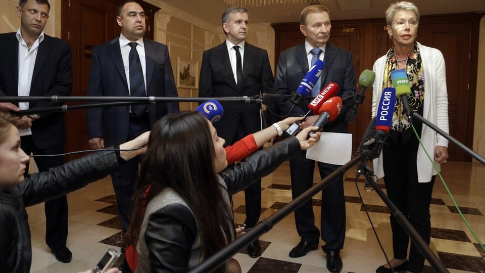 Heidi Tagliavini mit Vertretern der Konfliktparteien bei den Friedensgesprächen von Minsk.