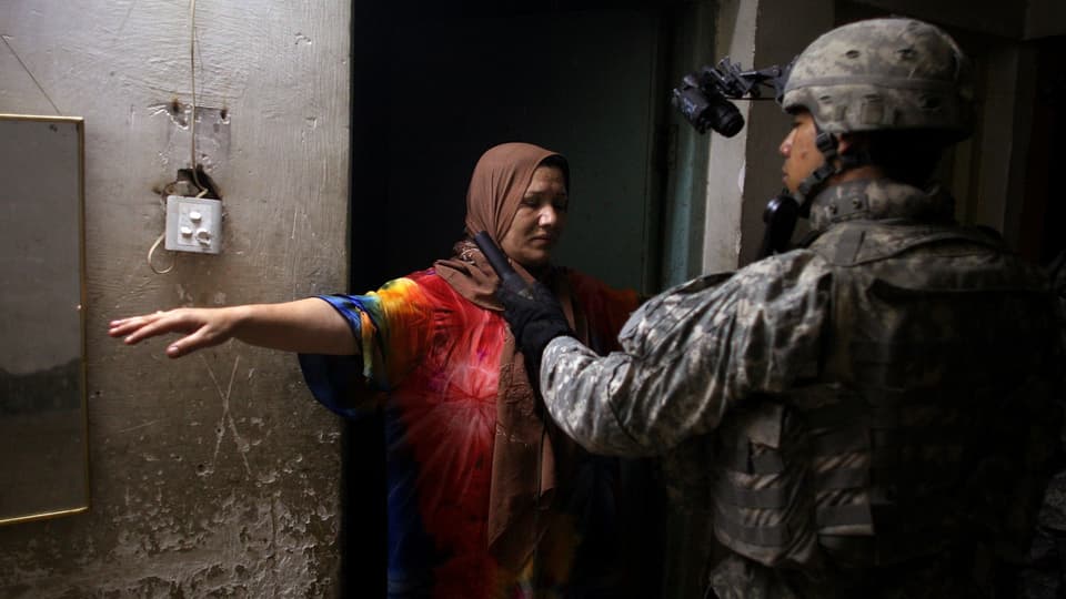 Soldat durchsucht eine Frau in Sadr-City. 
