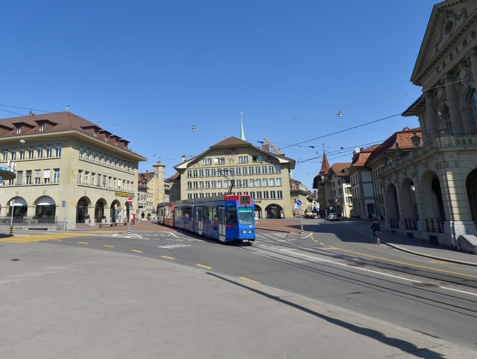 Blick auf den Casinoplatz in Bern, der keine Bäume und keine Rabatten hat.