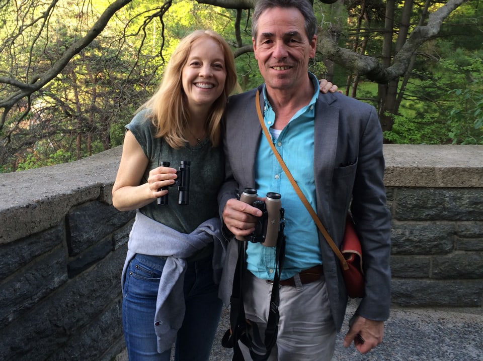 Eine Frau und ein Mann posieren für ein Foto im Central Park, New York.
