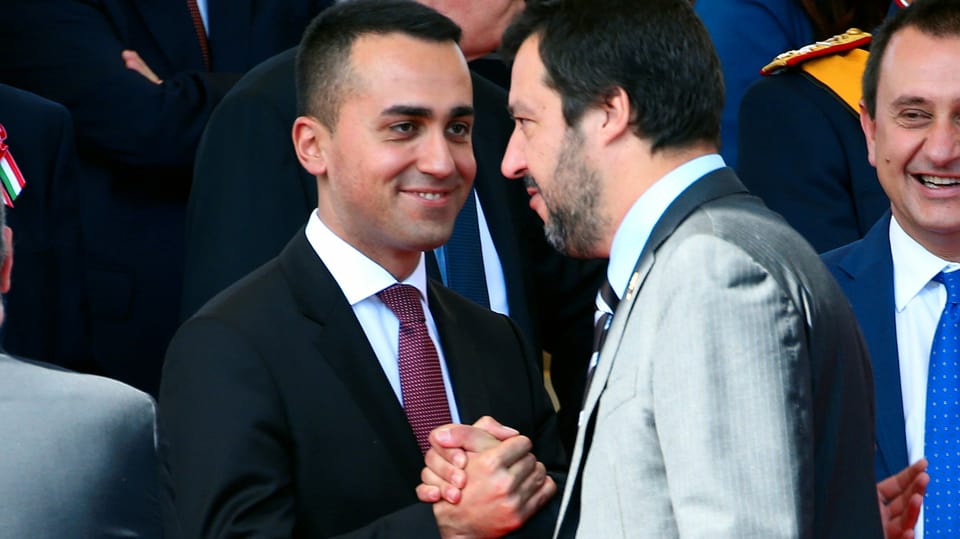 Di Maio und Salvini geben sich die Hand.