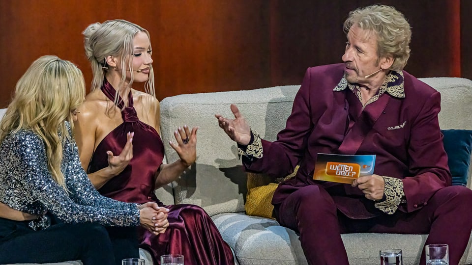 Auf dem Sofa der bekannten TV-Show «Wetten dass..?» sitzen der Moderator im edlen Anzug und eine Frau im Abendkleid