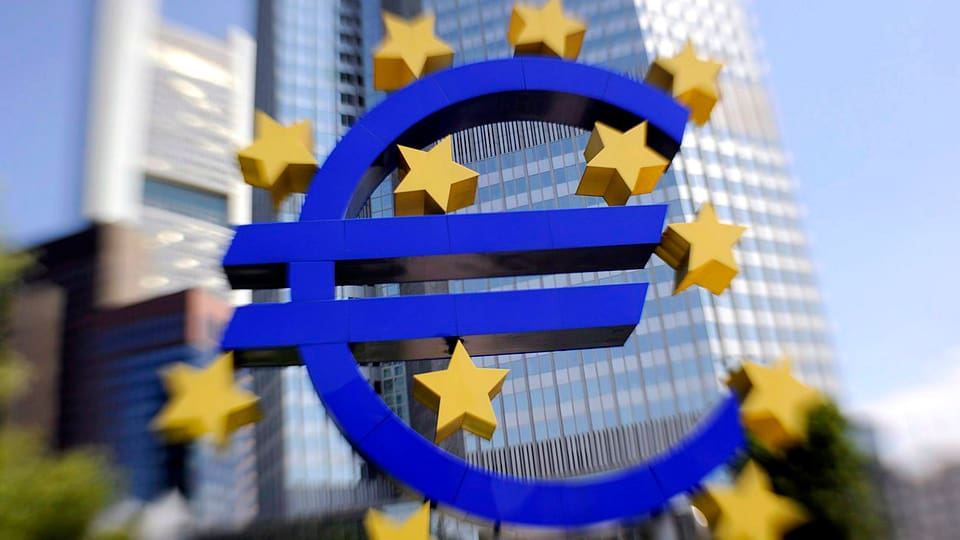EZB-Logo im Hintergrund das Gebäude der Europäischen Zentralbank in Frankfurt