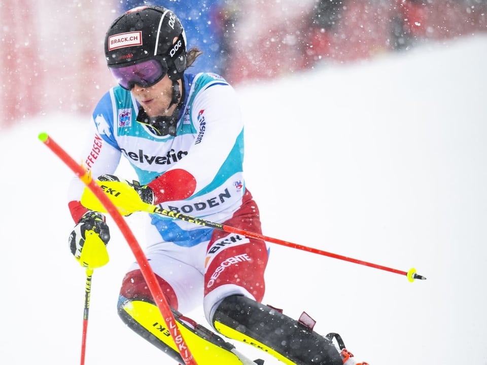 Sandro Simonet umkurvt im Schneetreiben eine Slalomstange.