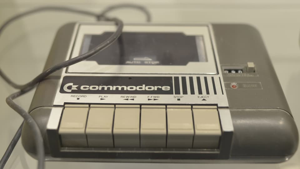 Eine dunkelbraune Commodore Datasette mit grossen beigen Tasten.