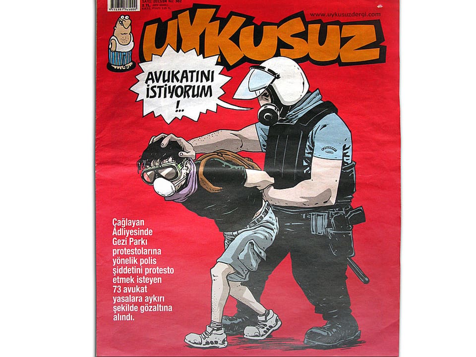 Das Magazin Uykusuz zeigt einen Polizisten, der einen Demonstranten abführt und sagt: «...ich dich und deinen Anwalt!».