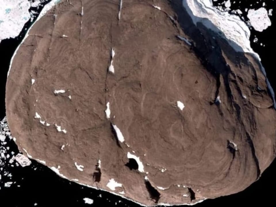 Satellitenaufnahme auf eine apere braune Felseninsel.