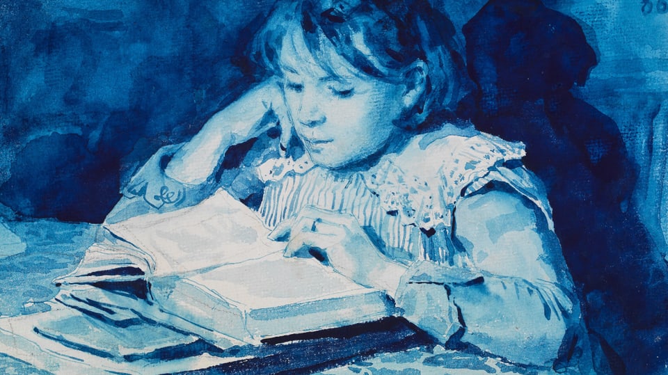 Bild ganz in blau: Mädchen liest ein Buch, eine Hand auf Buch und eine an Kopf gestützt.