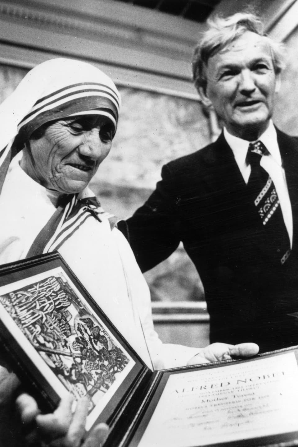 Mutter Teresa erhält den Friedensnobelpreis.