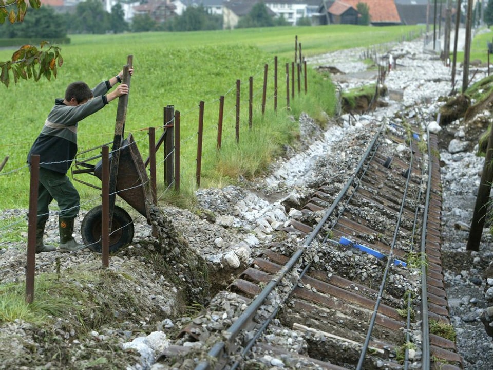 Oberhalb von Stans wurde die Bahnlinie der Stanserhornbahn stark beschädigt. 