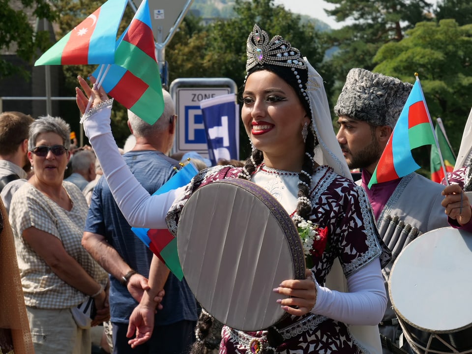 Frau in einer Tracht aus Aserbaidschan