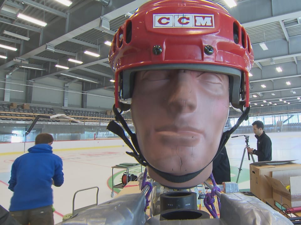 Dummy-Kopf mit Eishockey-Helm, der bei den Experimenten mit der neuen Eishockey-Bande zum Einsatz kam.en Eishockey-Bande zu überprüfen, kam ein Dummy-Kopf mit entsprechendem Helm zu m Einsatz.