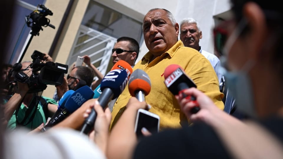 Boiko Borissow spricht in Mikrophone.
