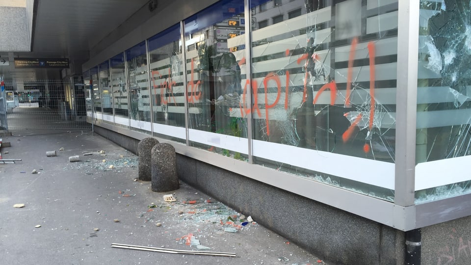 Scherben und Schäden nach den Ausschreitungen in Bern vom vergangenen Wochenende.