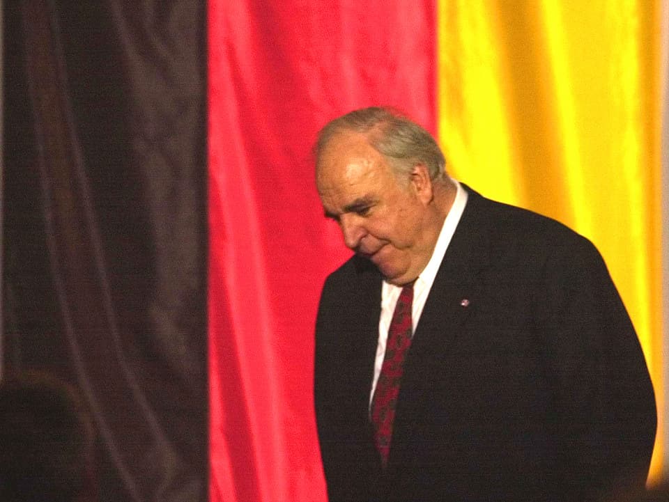 Helmut Kohl, Deutschland-Fahne im Hintergrund.