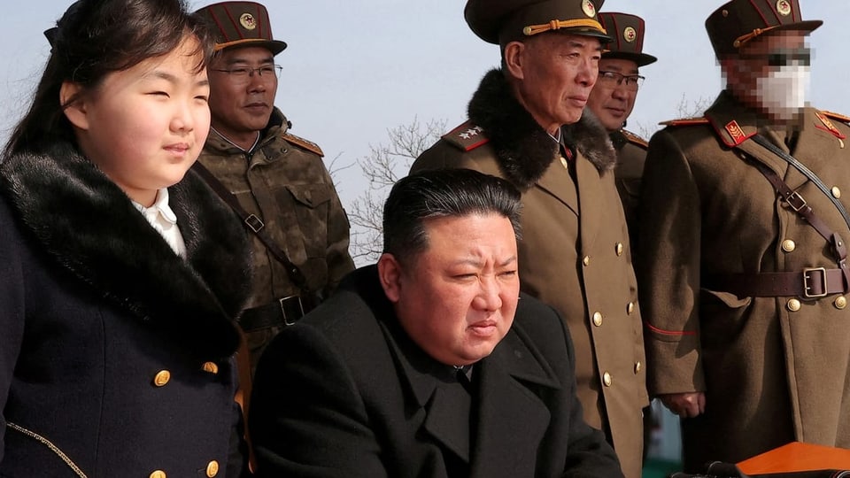Kim Jong-un umringt von Generälen und seiner Tochter