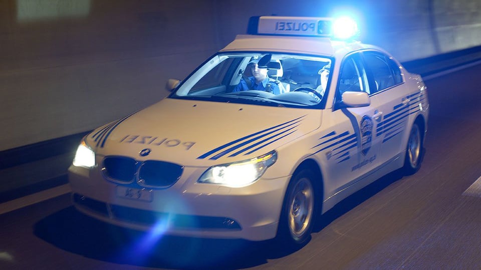Polizeiaut der Kapo Aargau in voller Fahrt mit Blaulicht