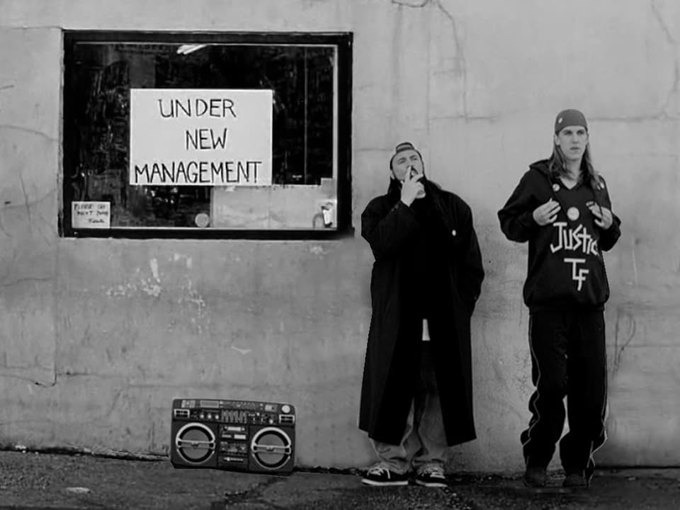 Schwarzweissfoto: Zwei junge Männer stehen neben einem Ghettoblaster vor einer Hauswand.