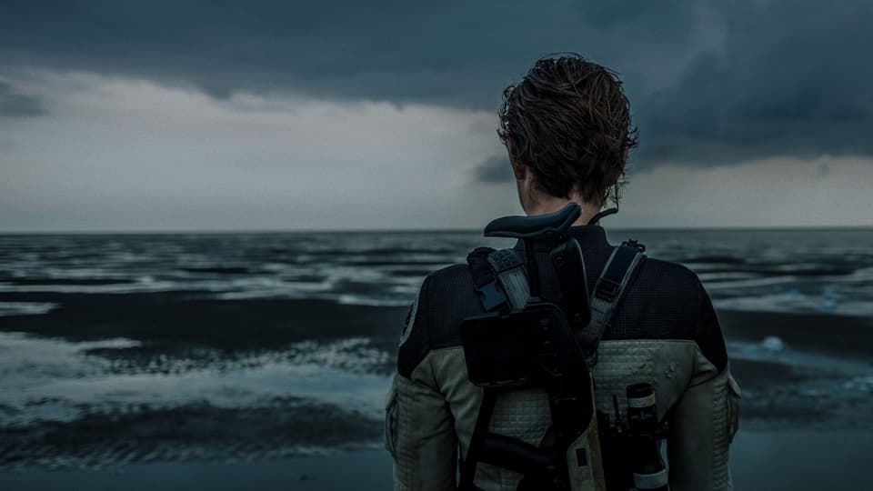 Frau mit kurzen Haaren von Hinten vor dem Wattenmeer