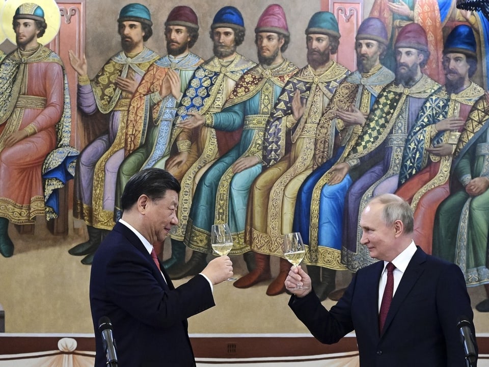 Xi und Putin stossen an.