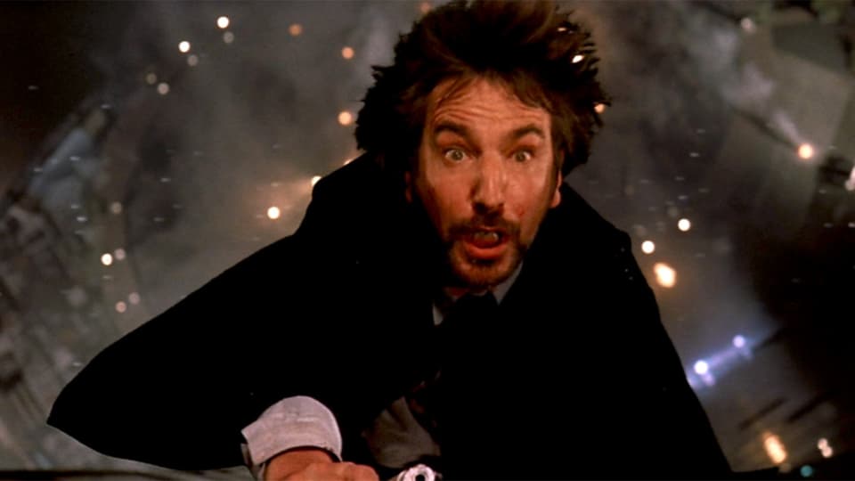 Hans Gruber (Alan Rickman) fällt mit weit aufgerissenen Augen in die Tiefe. 