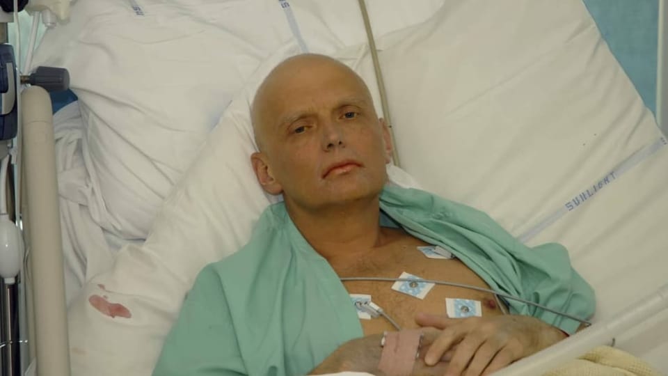 Litwinenko liegt im Spitalbett, ohne Haare und sehr kränklich.