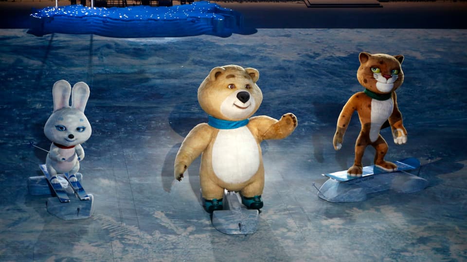 Die offiziellen Maskottchen der Spiele dürfen an der Eröffnungsfeier natürlich nicht fehlen. Der Hase, der Eisbär und der Schneeleopard wurden in einer Abstimmung eines TV-Senders als Symbole der Spiele gewählt.
