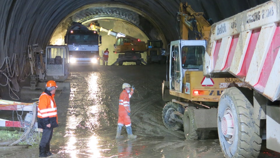 Hektisches Treiben in der Tunnelbaustelle. Beim Neubau in Rosshäusern fahren wieder Lastwagen ein und aus. 