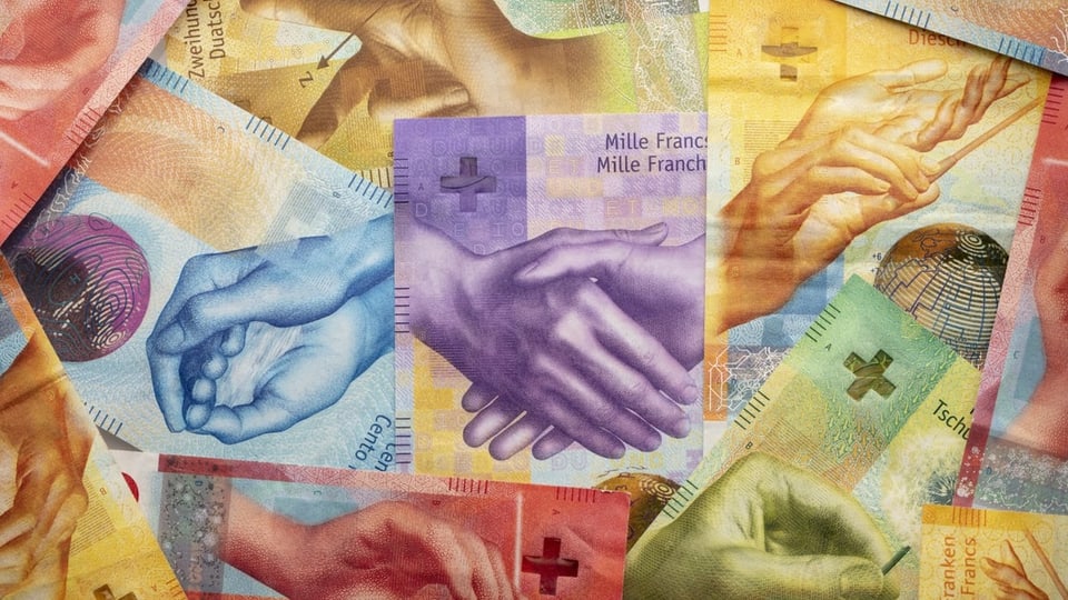 Schweizer Franken-Noten ausgewählt hingelegt, dass die Hand, die auf jeder Note drauf ist, besser sichtbar ist.