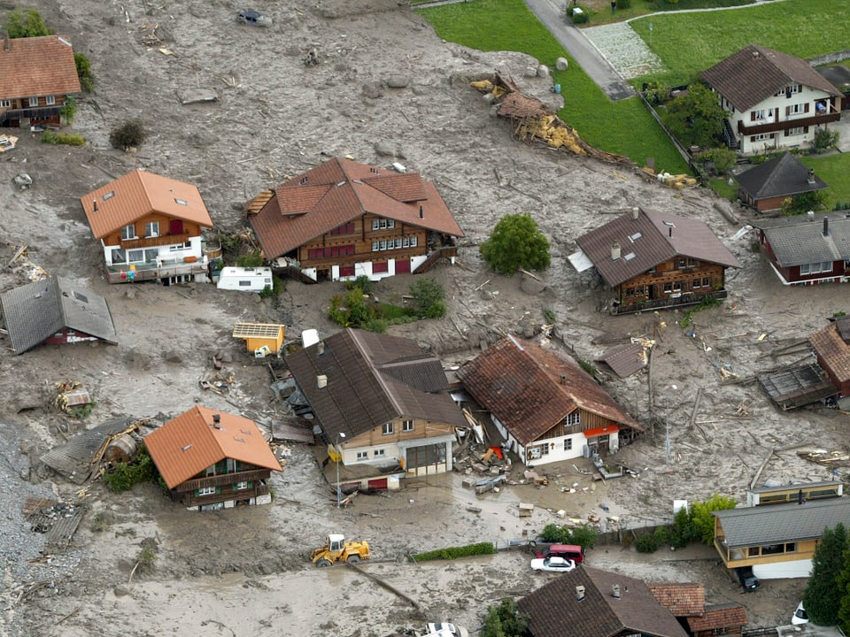 Die Gemeinde Brienz wurde von einem Erdrutsch getroffen, dabei kamen zwei Menschen ums Leben.