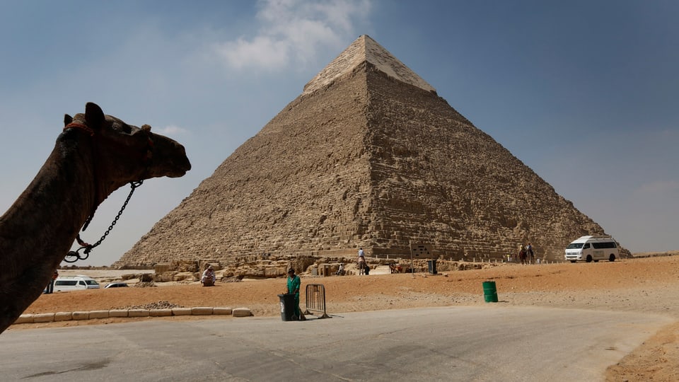 Eine Pyramide und ein Kopf eines Kamels, kaum Leute