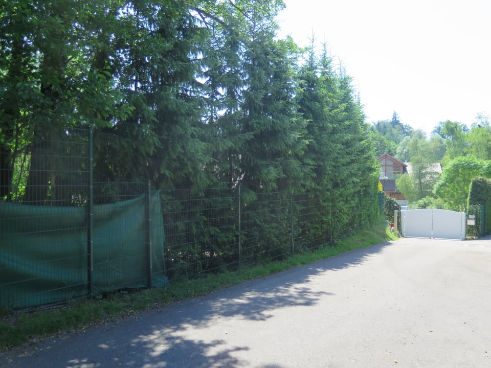 Der Zaun vor dem Grundstück von Sebastian Vettel.