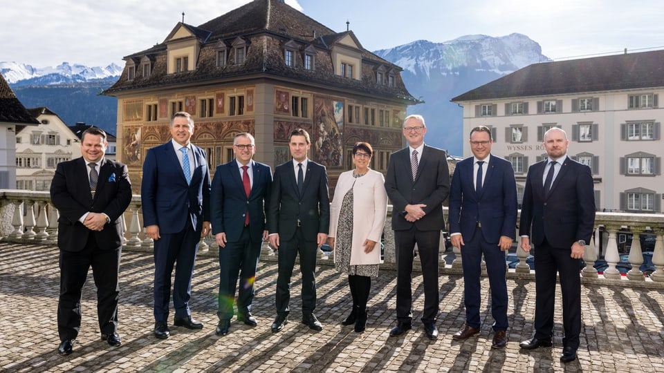 Die siebenköpfige Schwyzer Kantonsregierung steht in corpore draussen im Schnee.