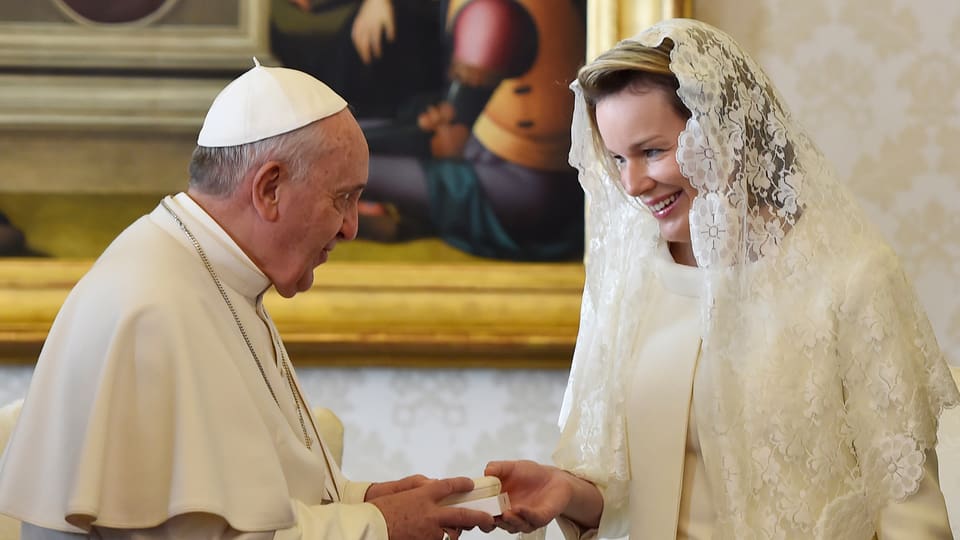 Papst Franziskus überreicht königin Mathilde ein kleines Geschenk