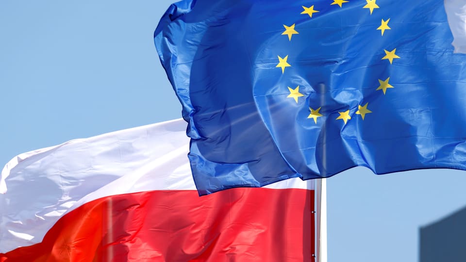 Fahnen der EU und von Polen.