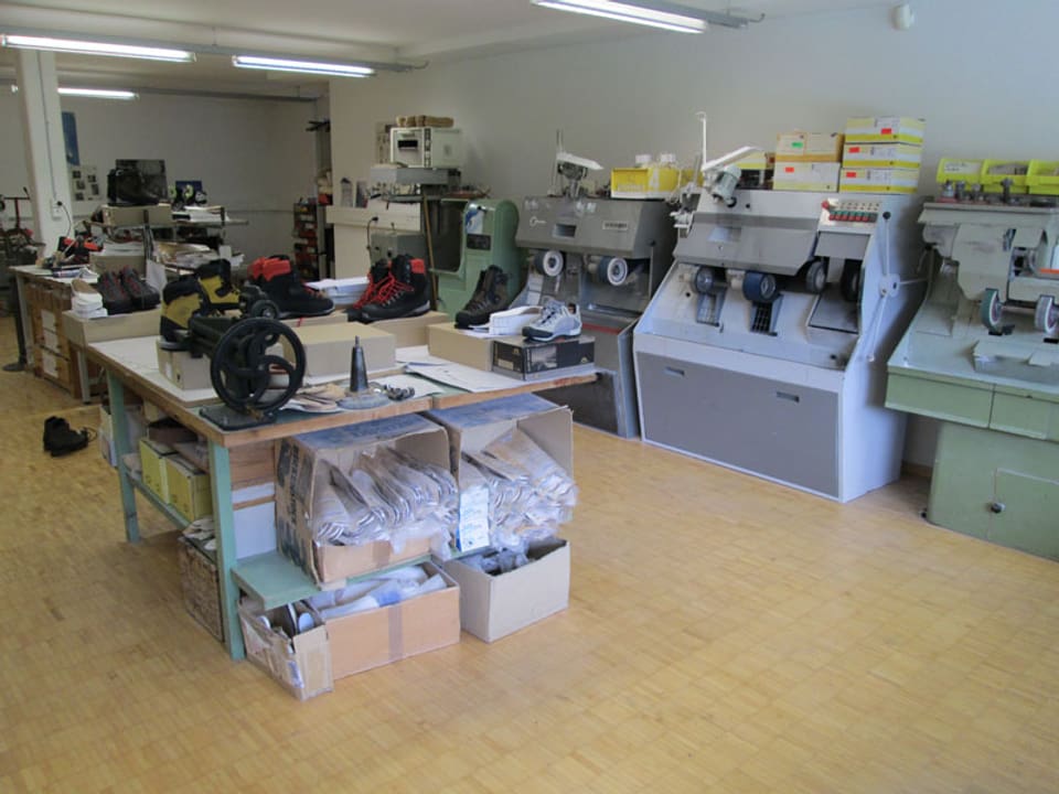 Werkstatt mit verschiedenen Werktischen und Maschinen