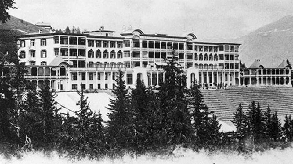 Ein Foto des Davoser Sanatoriums Schatzalp, kurz nach der Eröffnung zu Weihnachten des Jahrs 1900.