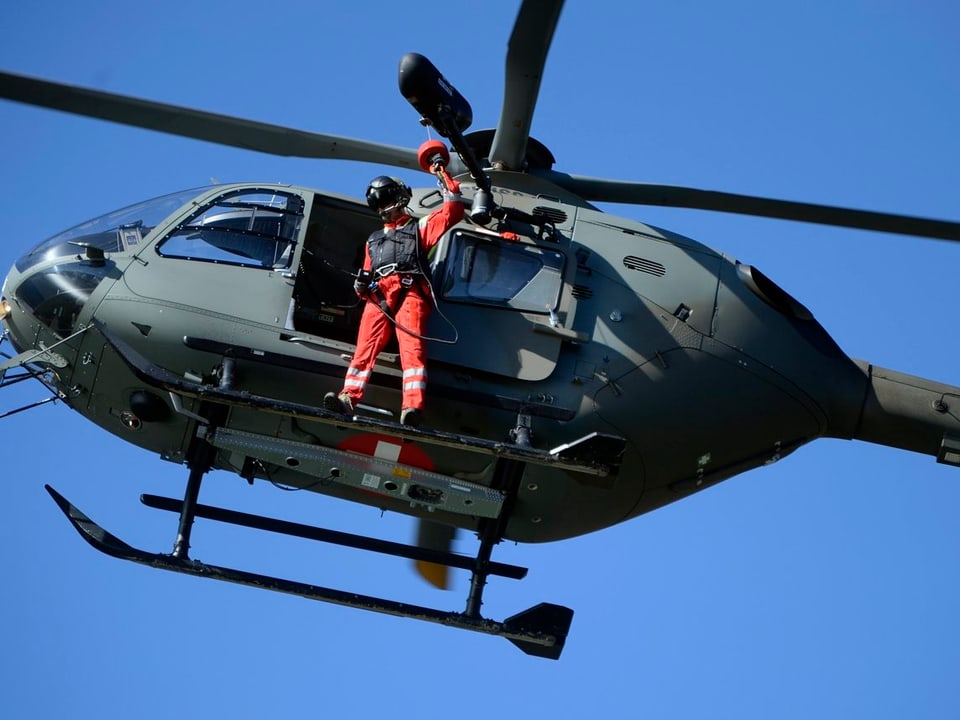 Helikopter bei Untersuchungsarbeiten am Absturzort. 