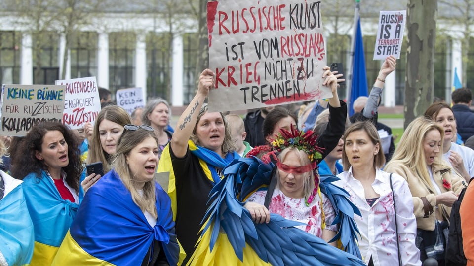 Frauen halten Kartonschilder. Darauf steht: «Russische Kunst ist vom Russlandkrieg nicht zu trennen.»