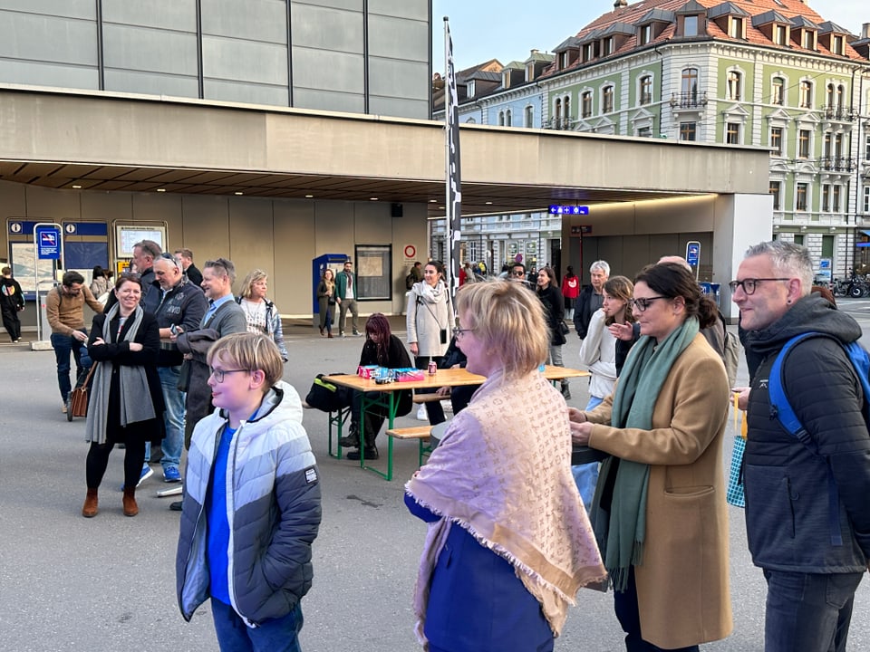 Meret Oppenheim-Platz in Basel mit Menschen.