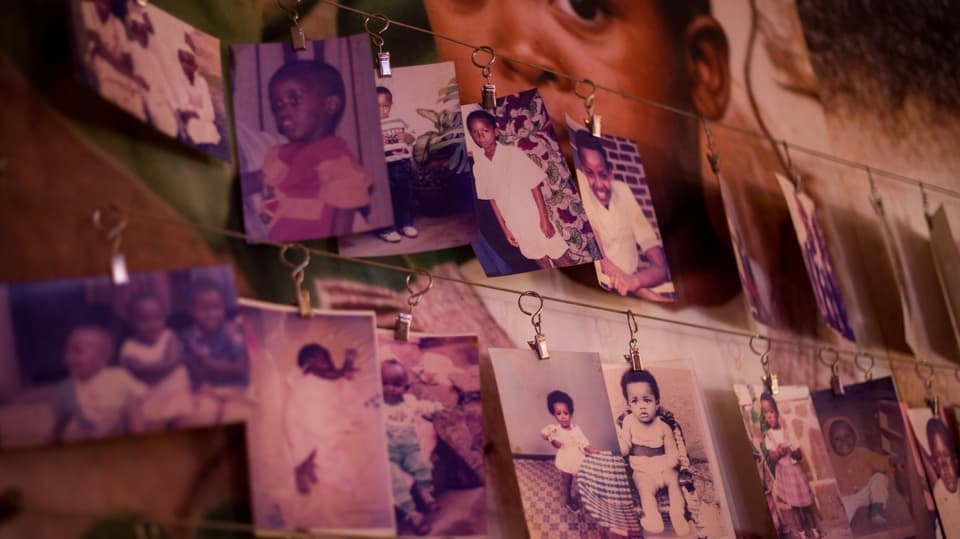 An einer Kette aufgehängte Bilder von Völkermord in Ruanda